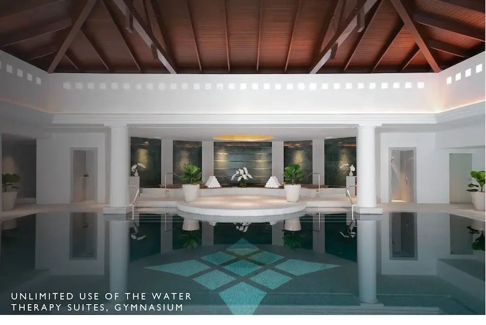 Eleganter Innenpoolbereich mit Dachbalken und modernem Design