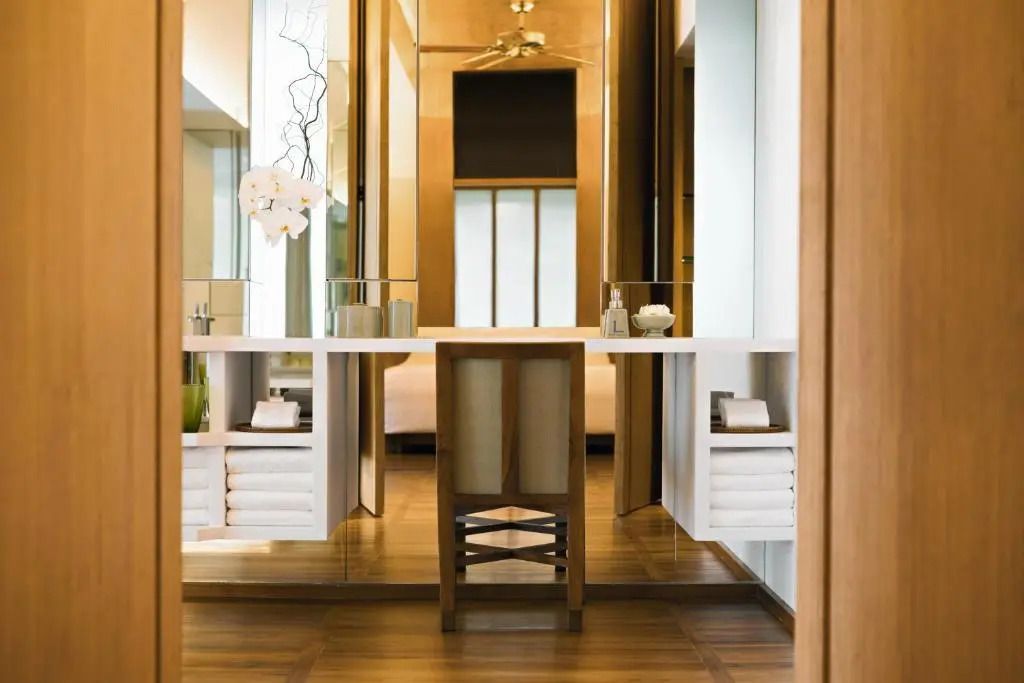 Elegantes Badezimmer mit Holz- und Glaselementen und Dekorationen