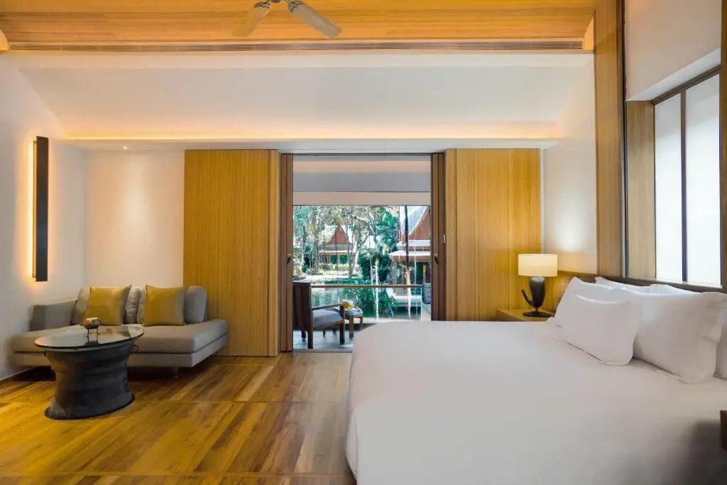 Elegantes Hotelzimmer mit Doppelbett und Blick auf den Pool