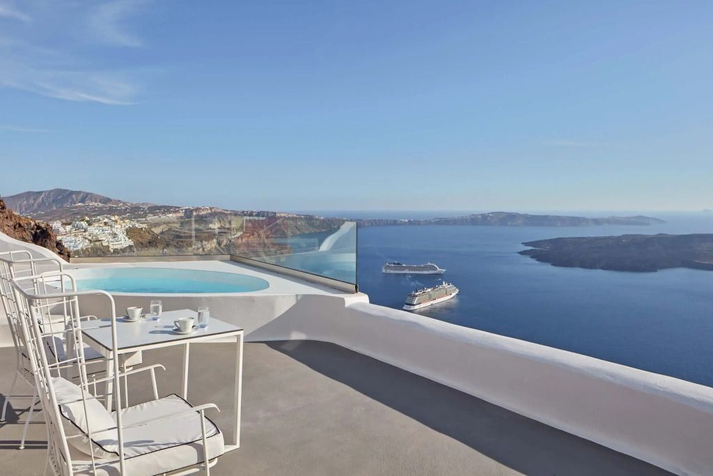 Infinity Pool mit atemberaubendem Blick auf das Meer und die Klippen von Santorini