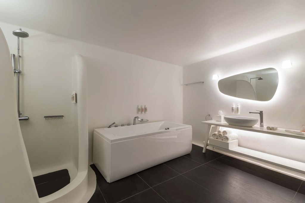 Modernes Badezimmer mit freistehender Badewanne und stilvollem Design