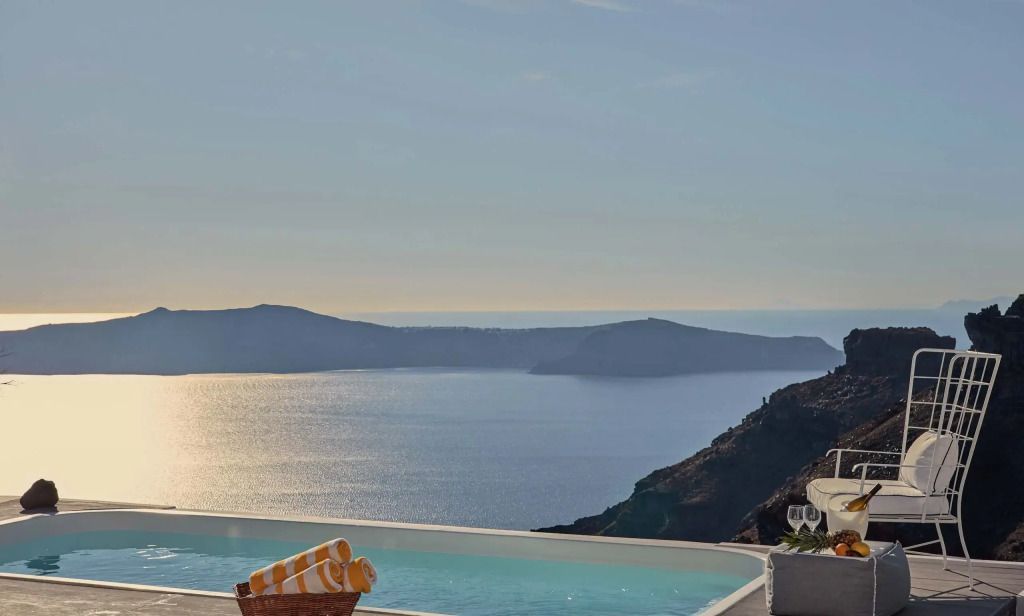 Infinity-Pool mit atemberaubendem Blick auf die Ägäis bei Sonnenuntergang