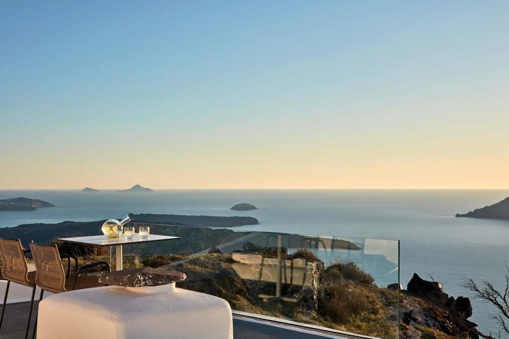 Panoramablick über die Küste von einer eleganten Terrasse bei Sonnenuntergang