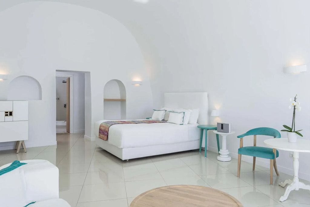 Geräumiges Schlafzimmer in der Honeymoon Suite mit modernem Design und Doppelbett.