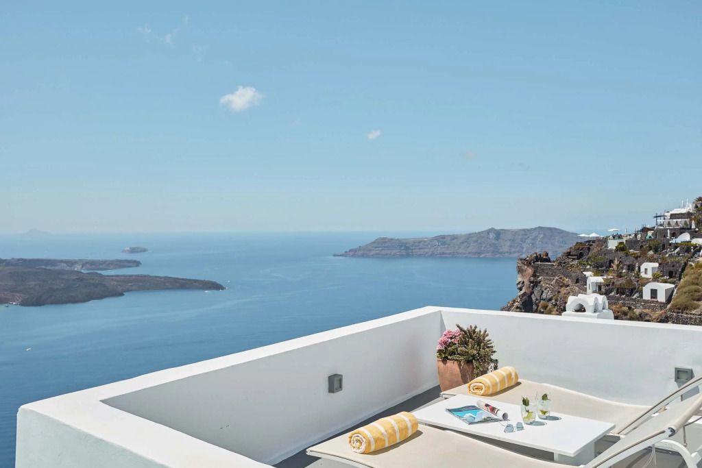 Private Terrasse mit Blick auf die Ägäis und Liegestühlen in der Honeymoon Suite.