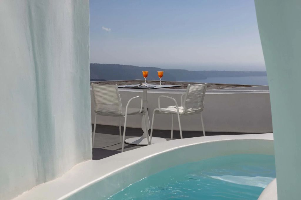 Privater Poolbereich mit Sitzgelegenheiten und Meerblick in der Honeymoon Suite.