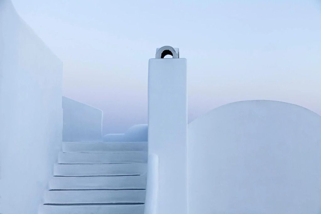 Weiße Treppe und Architektur in minimalistischem Stil mit Blick ins Unendliche