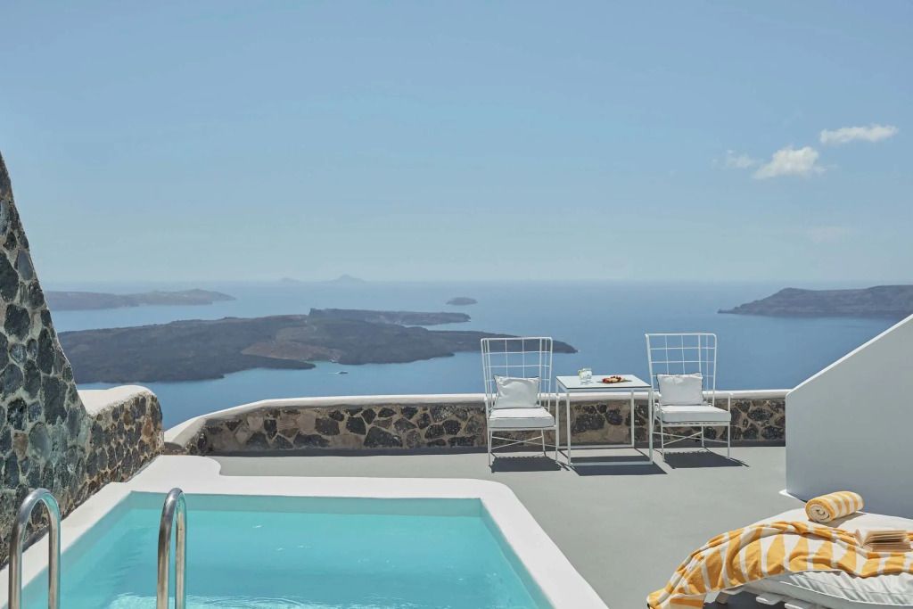 Seeblick von der Terrasse mit privatem Pool und stilvollen Sitzmöglichkeiten