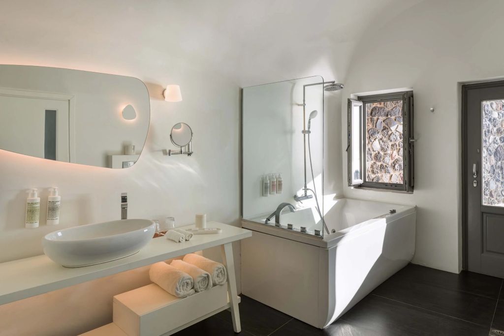 Modernes Badezimmer mit freistehender Badewanne und schönem natürlichen Licht