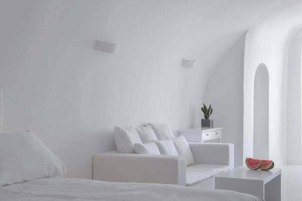 Sitzbereich mit weißem Sofa und minimalistischer Dekoration in heller Umgebung