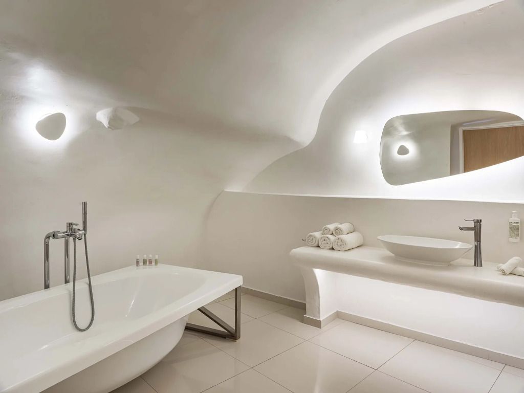 Badezimmer mit freistehender Badewanne und eleganter Beleuchtung