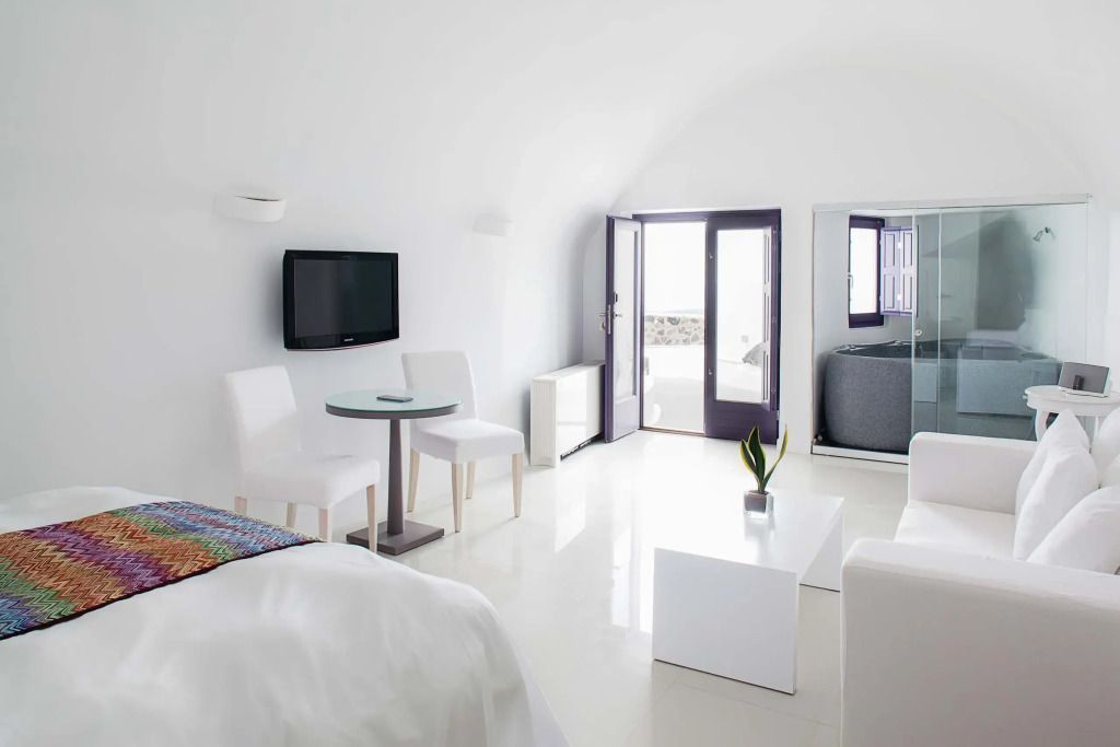 Moderner Wohnbereich mit hellem Interieur und Zugang zur Terrasse in Suite.