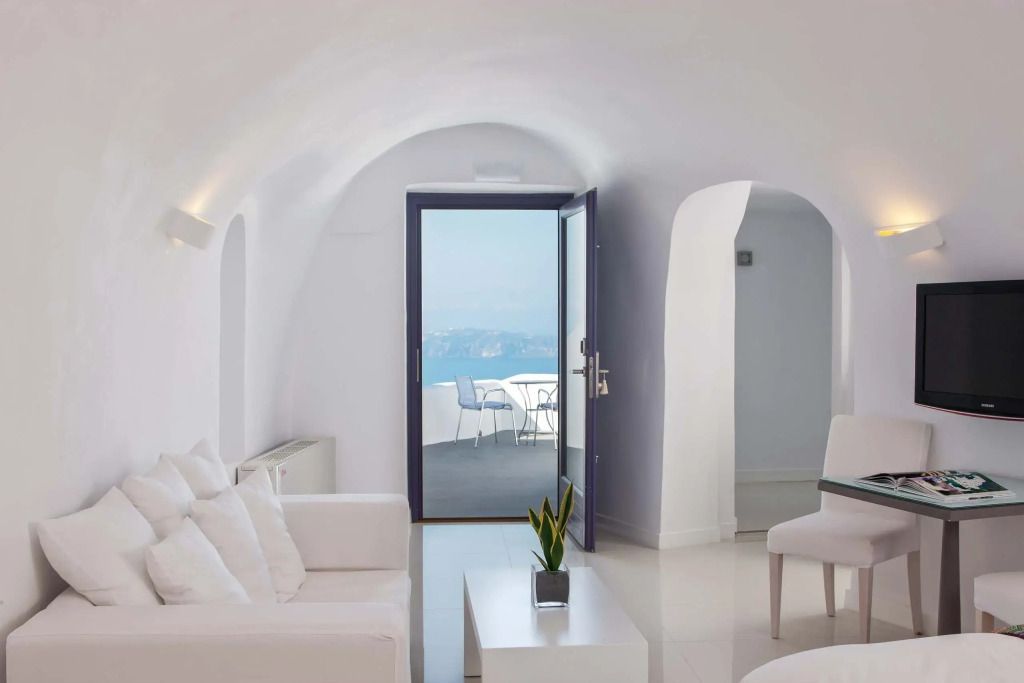 Suite mit Blick auf das Meer und hellem Interieur in offener Raumgestaltung.