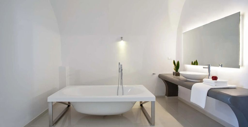 Modernes Badezimmer mit freistehender Badewanne und dezenter Beleuchtung.