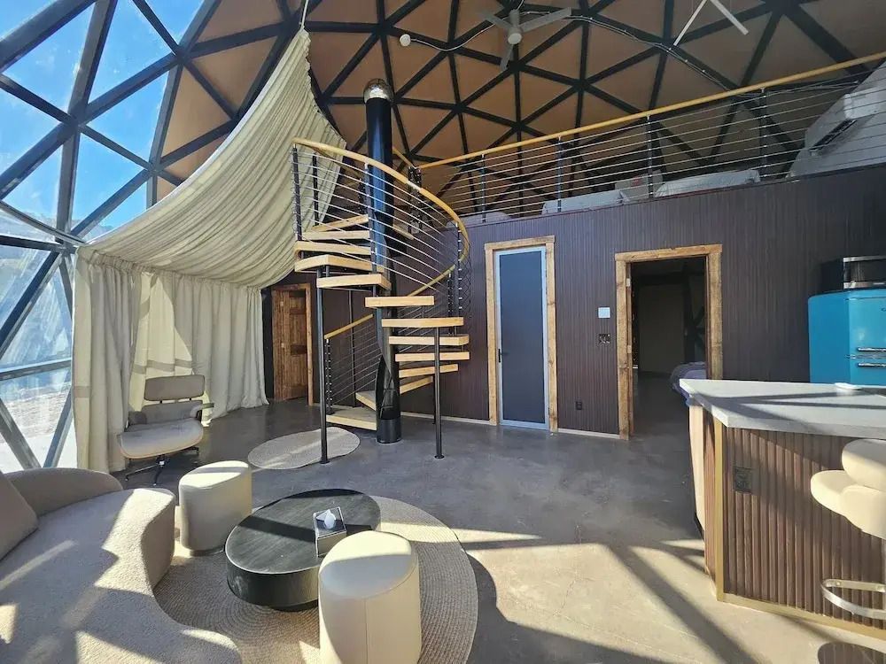 Loft-Stil Innenraum mit Spiraltreppe und modernen Möbeln