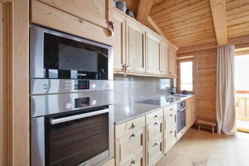 Moderne Küche mit Holzelementen und Edelstahlgeräten