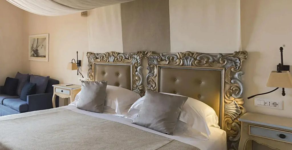 Elegantes Deluxe Doppelbett mit verzierter Kopfleiste und gemütlichen Kissen