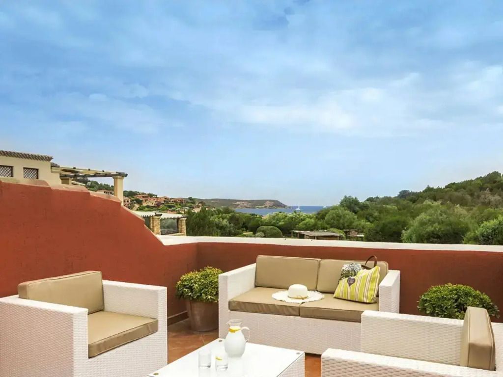 Terrasse mit gemütlichen Sitzmöbeln und Blick auf die Landschaft und das Meer