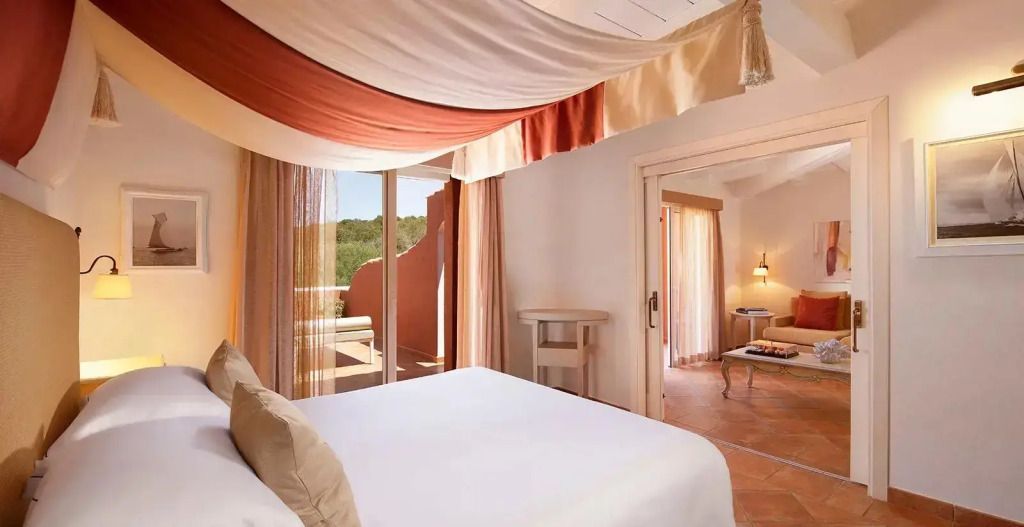 Helles Schlafzimmer mit Baldachin und Balkonzugang in der Executive Suite.