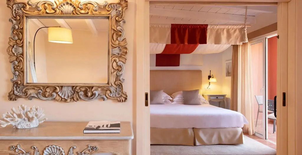 Schlafzimmer mit großem Spiegel und stilvollem Dekor in der Executive Suite.