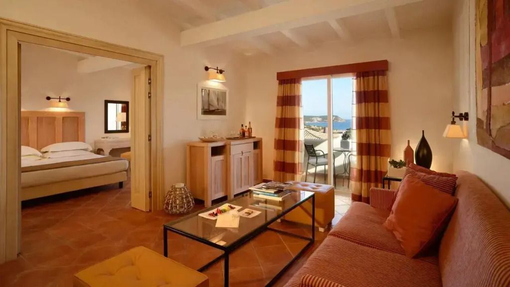 Wohnbereich mit Blick auf das Meer durch die Balkontür in der Executive Suite.