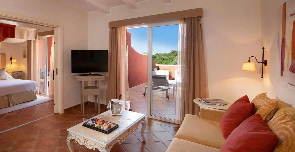 Gemütlicher Wohnbereich mit Zugang zur privaten Terrasse in der Executive Suite.