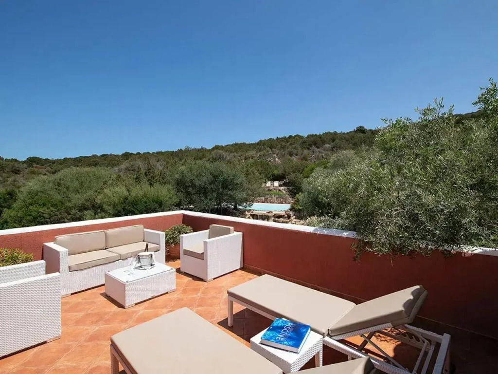 Private Terrasse mit Sitzgelegenheiten und Naturblick in der Executive Suite.