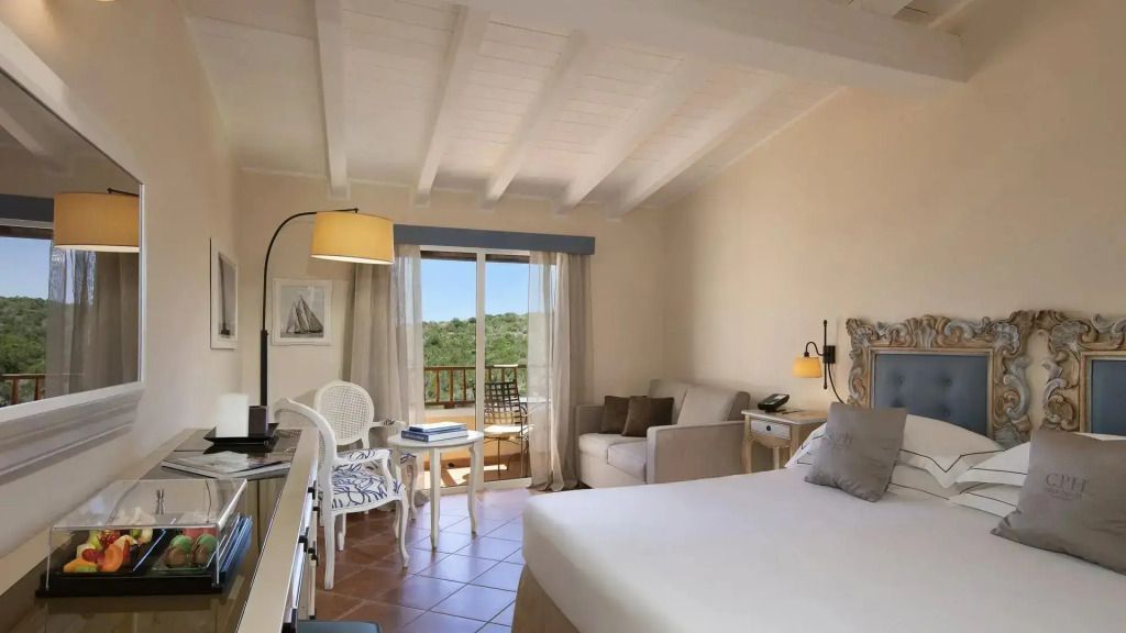 Familiendoppelzimmer mit Doppelbett, heller Raum mit Balkon und Gartenblick