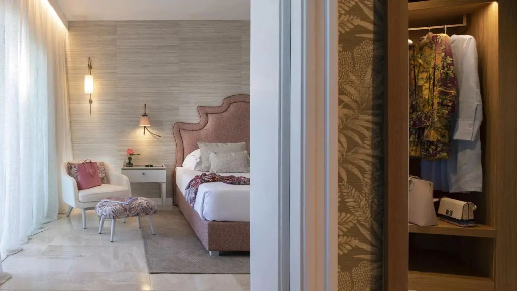 Teilansicht eines stilvoll eingerichteten Schlafzimmers in der Junior-Suite des CPH Pevero Hotels