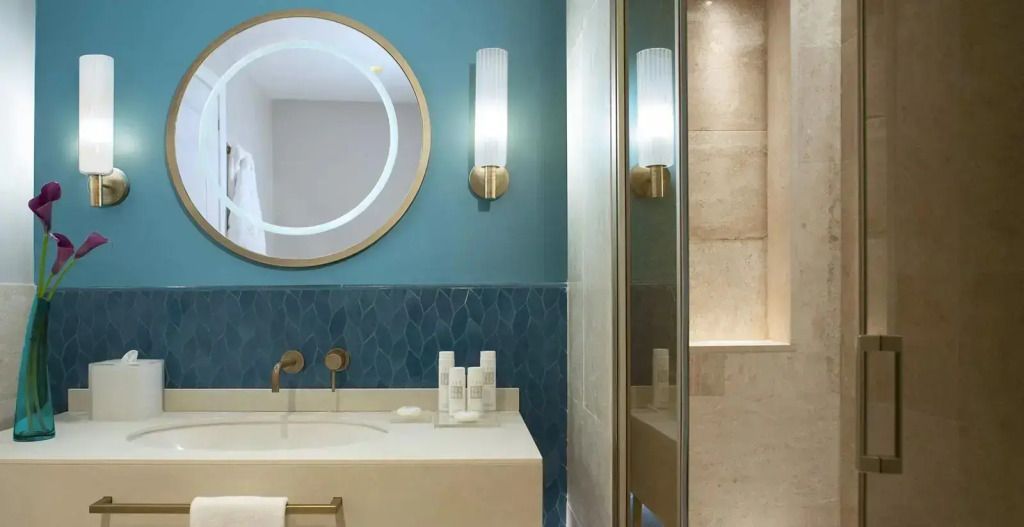 Modernes Badezimmer in der Junior-Suite des CPH Pevero Hotels mit stilvollem Design