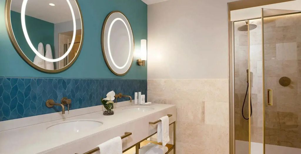 Modernes Badezimmer mit Doppelwaschbecken und stilvollem Design im CPH Pevero Hotel