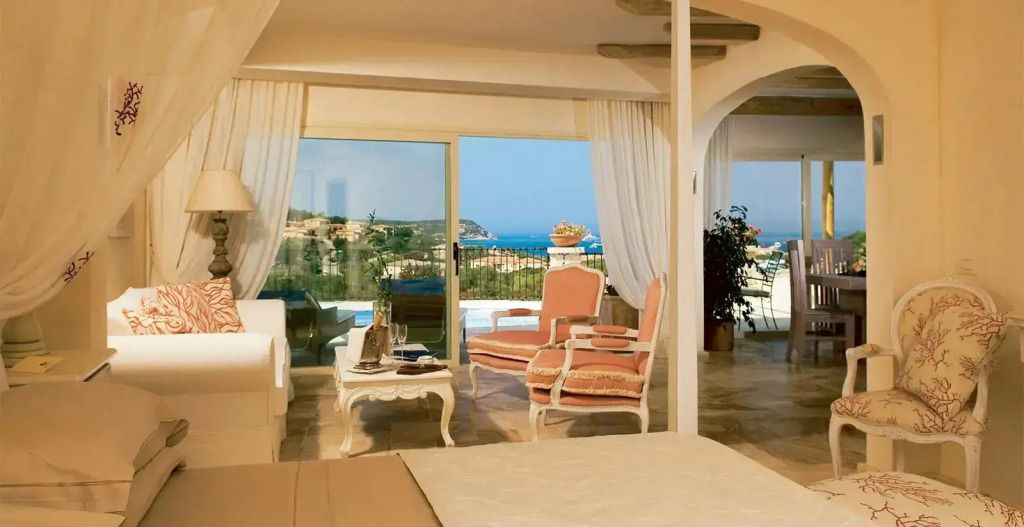 Sitzbereich der Suite mit Meerblick durch große Fensterfront