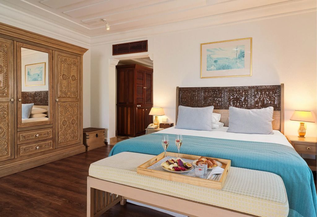 Elegantes Schlafzimmer mit großem Bett und dekorativem Schrank