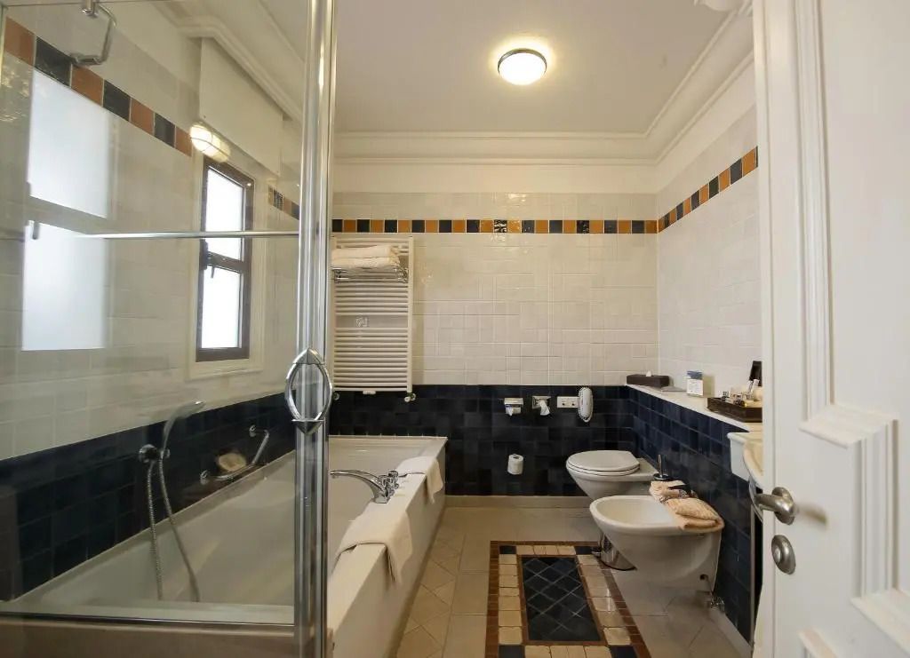 Modernes Badezimmer mit Badewanne und Duschkabine