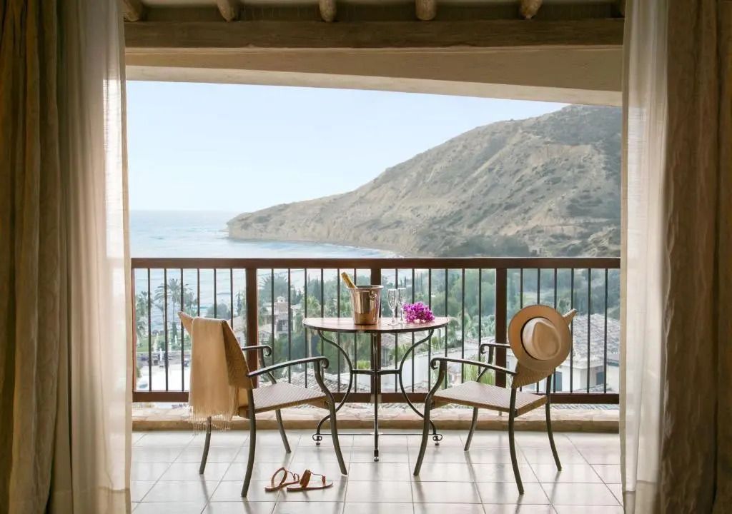 Balkon mit Blick auf das Meer und die Hügel