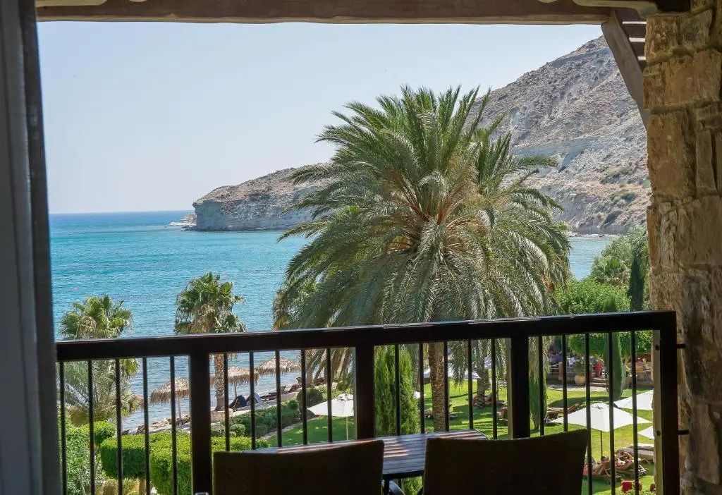 Panoramablick auf das Meer mit Palmen vom Balkon einer Junior-Suite des Columbia Beach Resorts