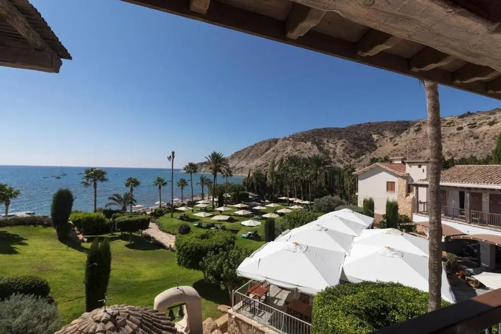 Blick von einem Balkon auf den mediterranen Garten und das Meer im Columbia Beach Resort