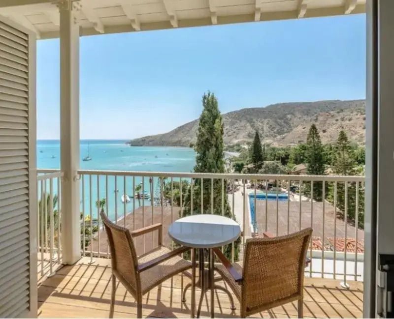 Atemberaubender Meerblick vom Balkon mit Tisch und Stühlen