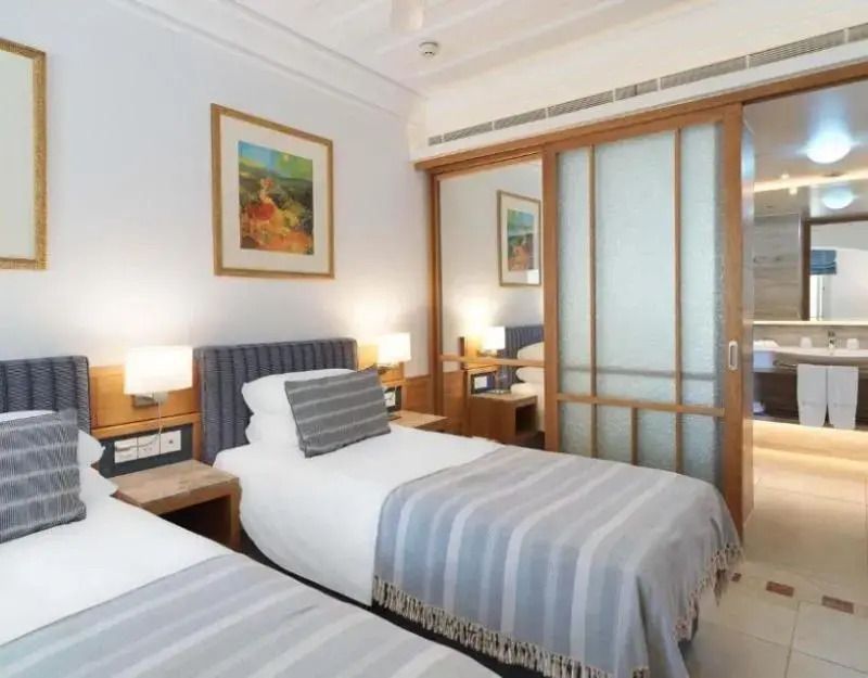 Doppelzimmer mit zwei Einzelbetten und eleganter Dekoration