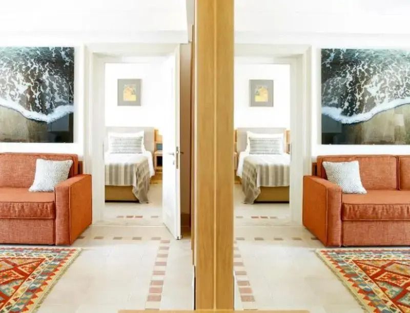 Moderne, helle Suite mit separatem Sitzbereich