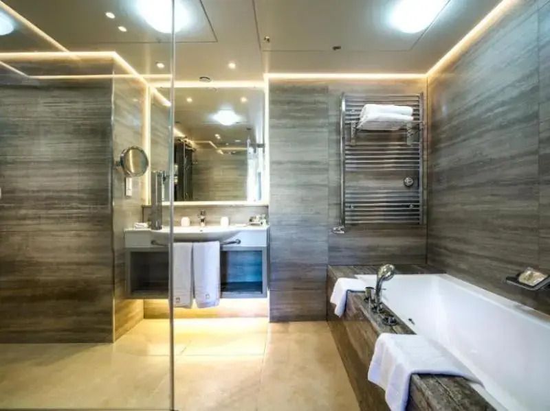 Luxuriöses Badezimmer mit großer Badewanne und edlem Design