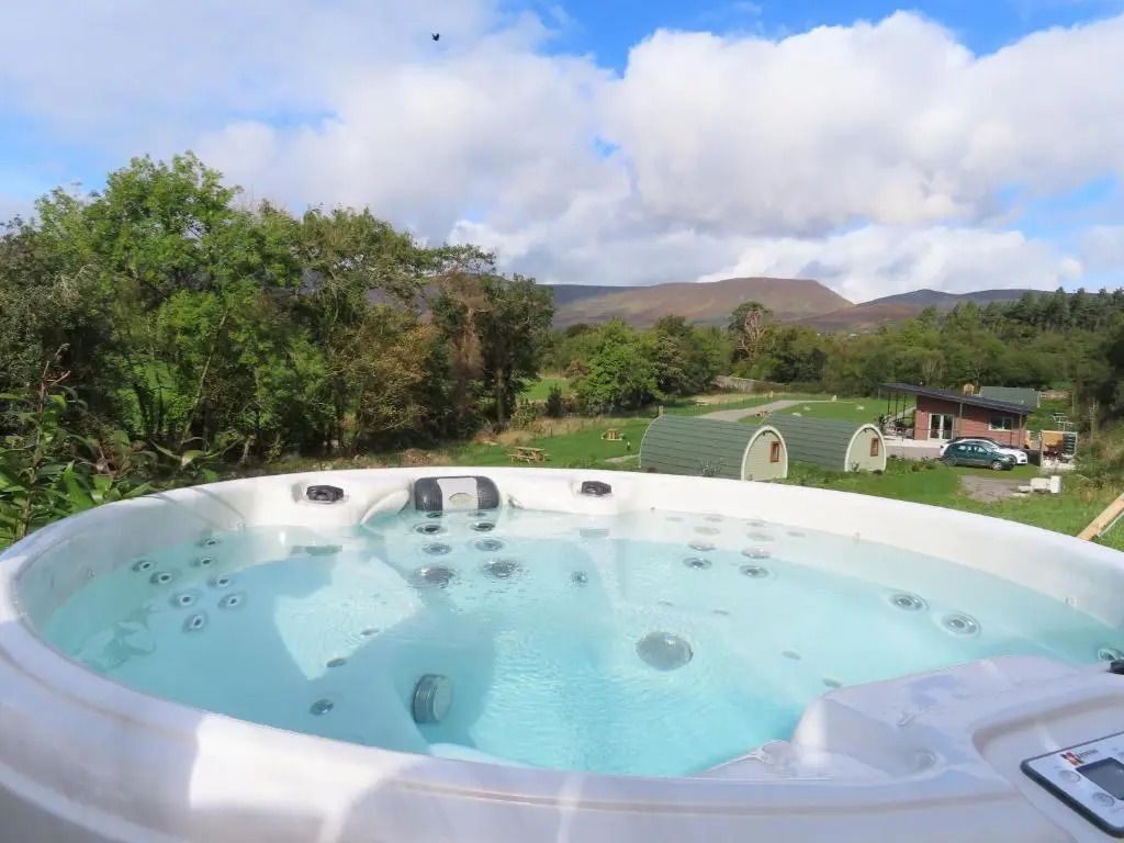 Außen-Whirlpool mit Bergblick und grüner Umgebung
