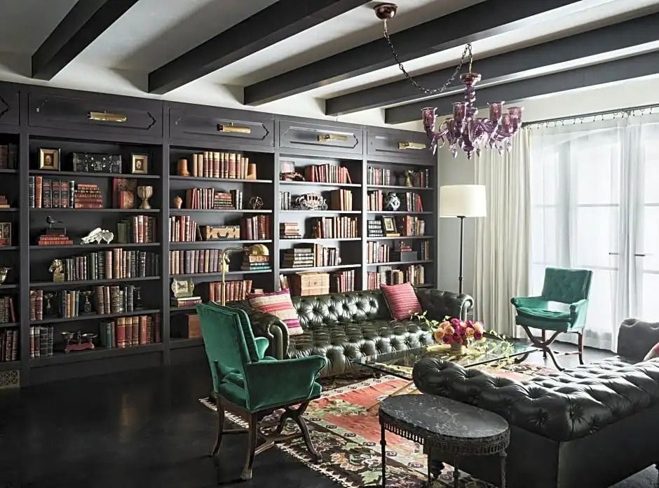 Stilvoll eingerichtete Bibliothek mit Chesterfield-Sofas und Bücherregalen