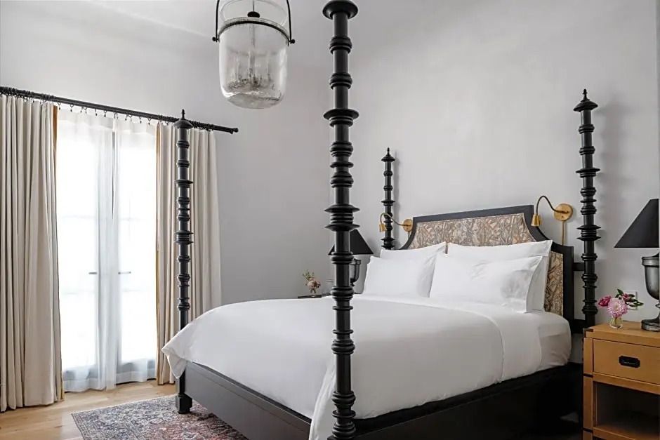 Schön dekoriertes Doppelbett mit Himmel im Deluxe Doppel Zimmer mit Balkon