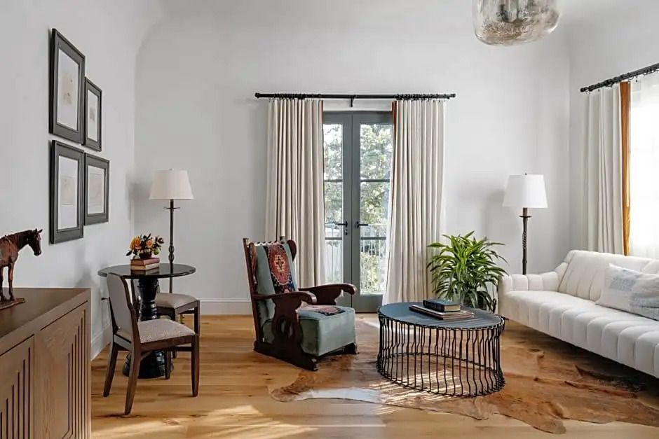Gemütliche Sitzecke mit Sesseln und Tisch im Deluxe Doppel Zimmer
