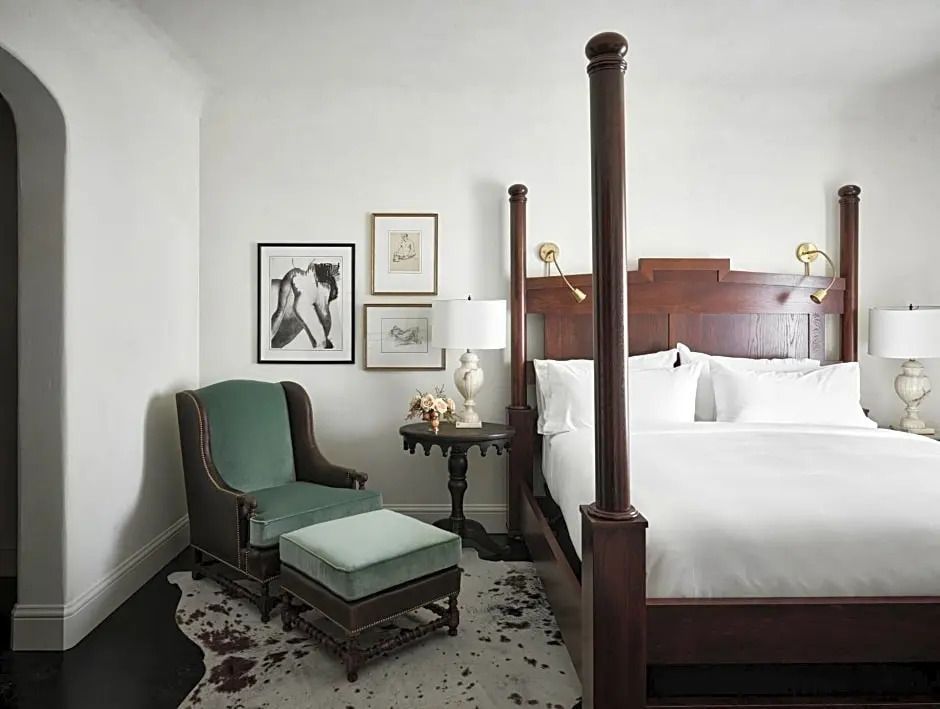 Elegantes Schlafzimmer mit Himmelbett in der Executive Suite des Commodore Perry Estate