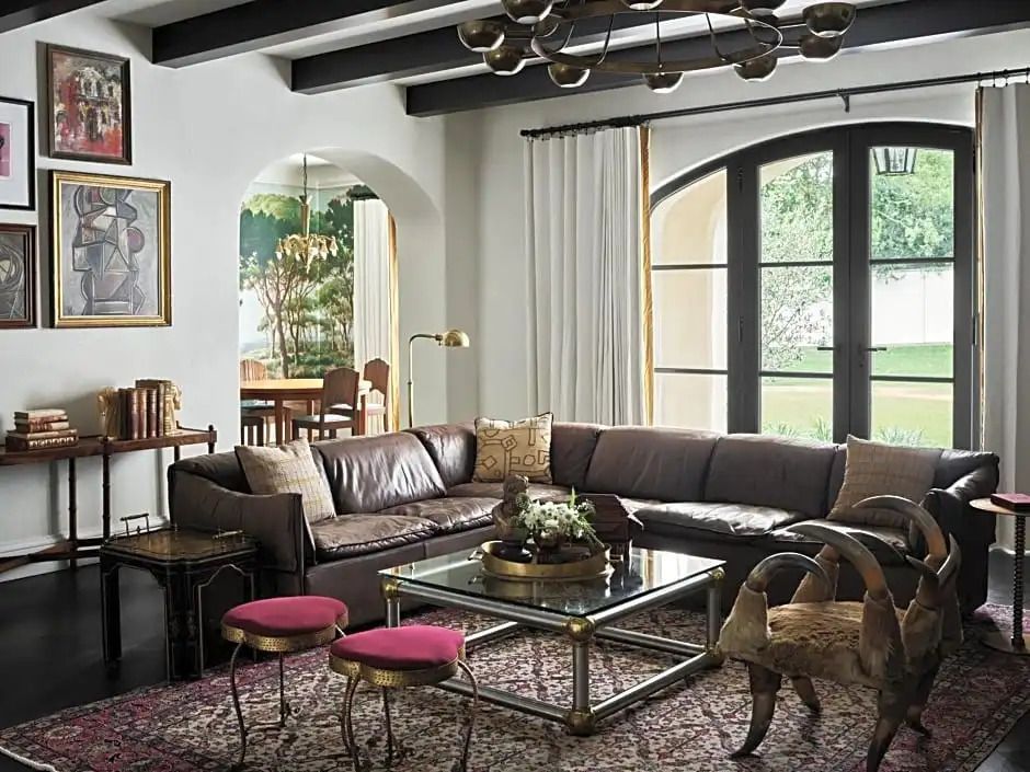 Luxuriöses Wohnzimmer mit Leder-Sofa und großen Fenstern in der Executive Suite
