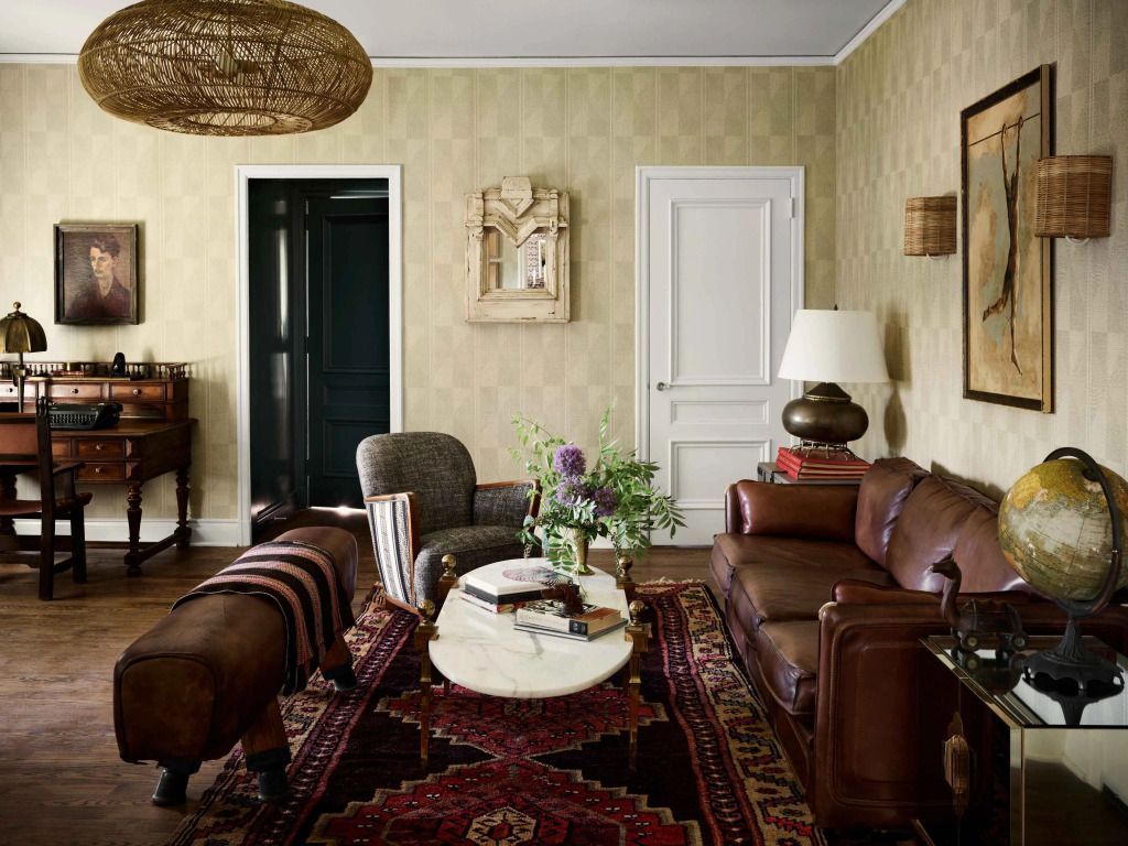 Gemütliches Wohnzimmer mit Ledersofa und stilvoller Dekoration