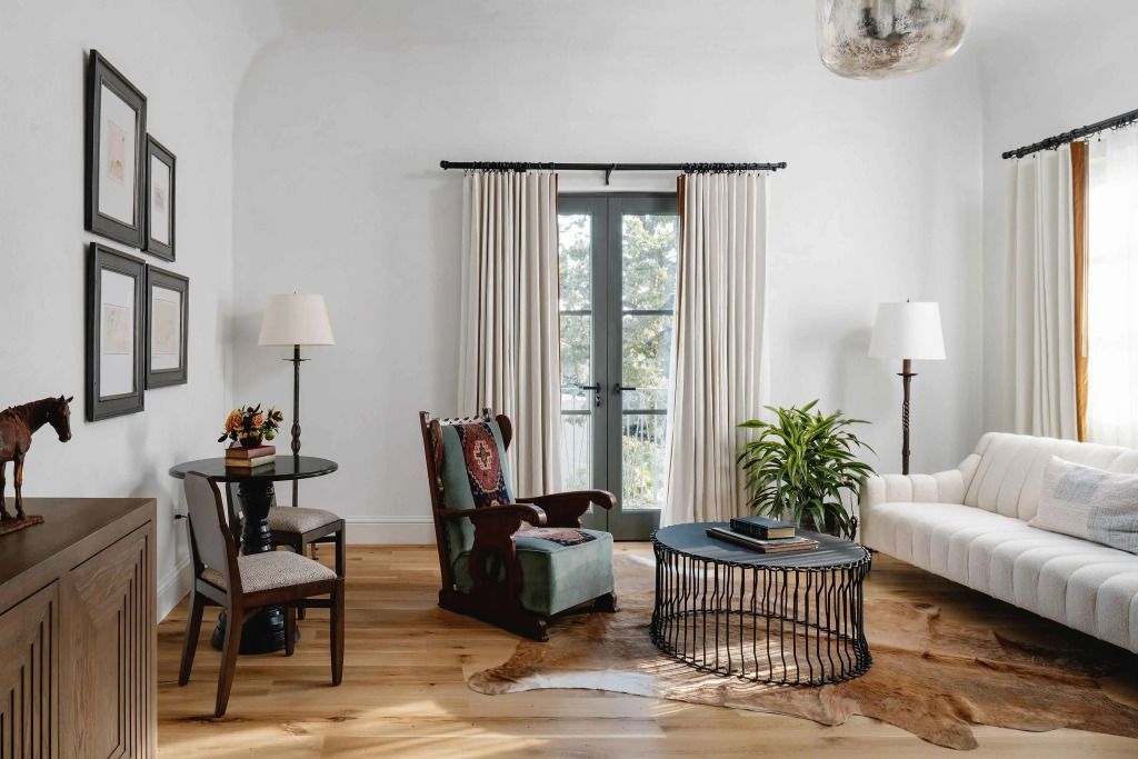 Helles Zimmer mit Fensterfront und stilvollen Möbeln