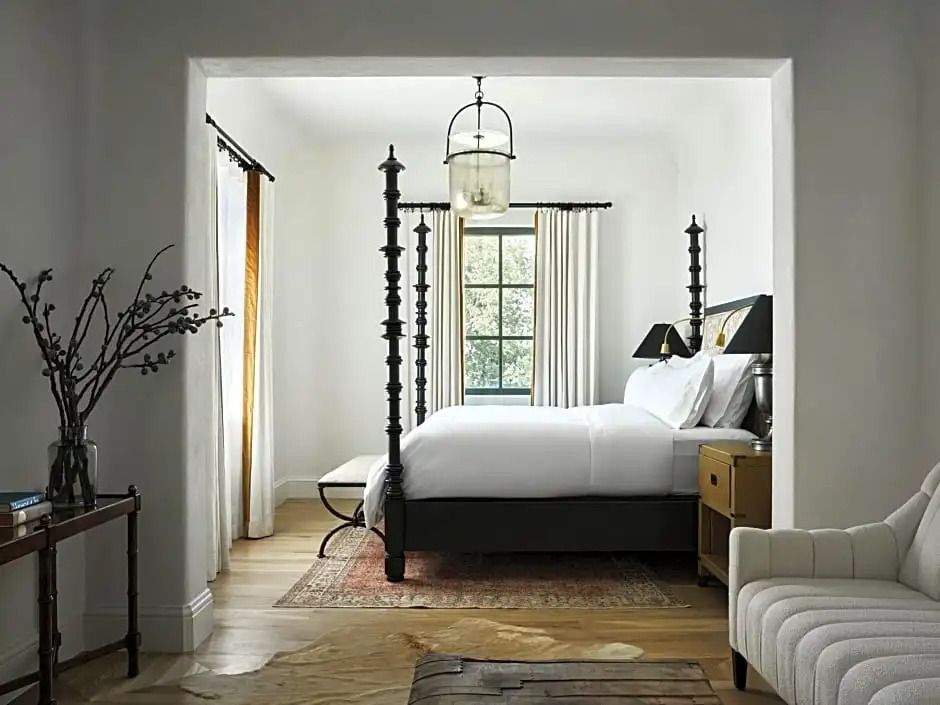 Helles Schlafzimmer mit großem Bett und eleganten Vorhängen